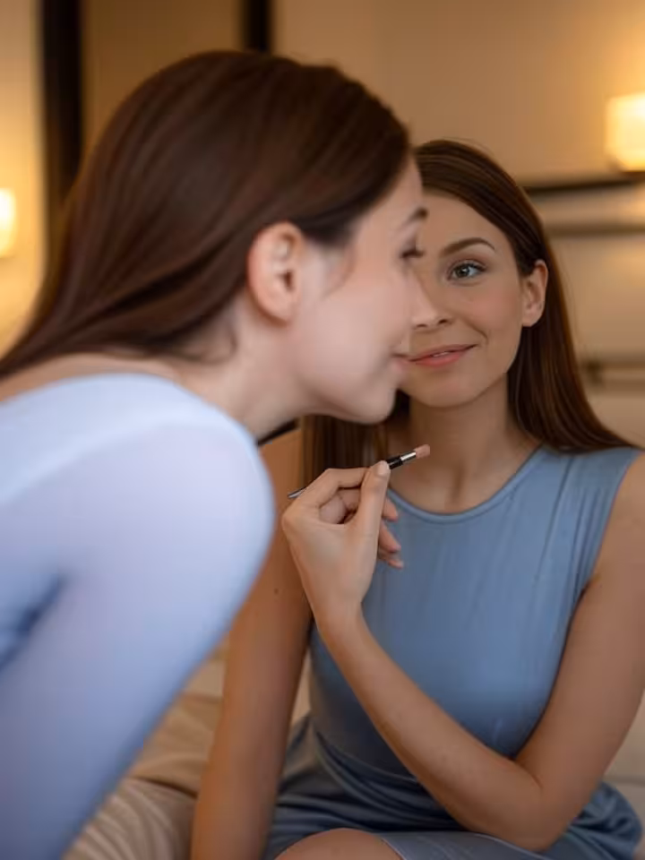 Mujer preparándose para su primera cita de sugar dating